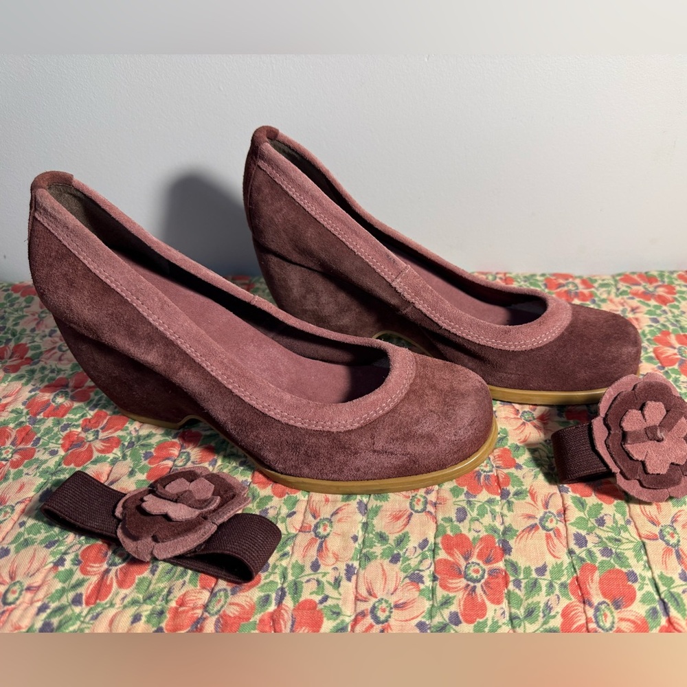 Dollhouse Purple Leather Shoes
Includes elastic ankle flowers or bracelets 
8.5